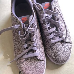Nike tennis shoes leather textured women’s size 9